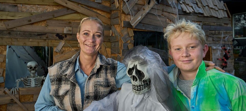 14-årige Oscar har bygget sit eget spøgelseshus i baghaven: De lokale flokkes dertil