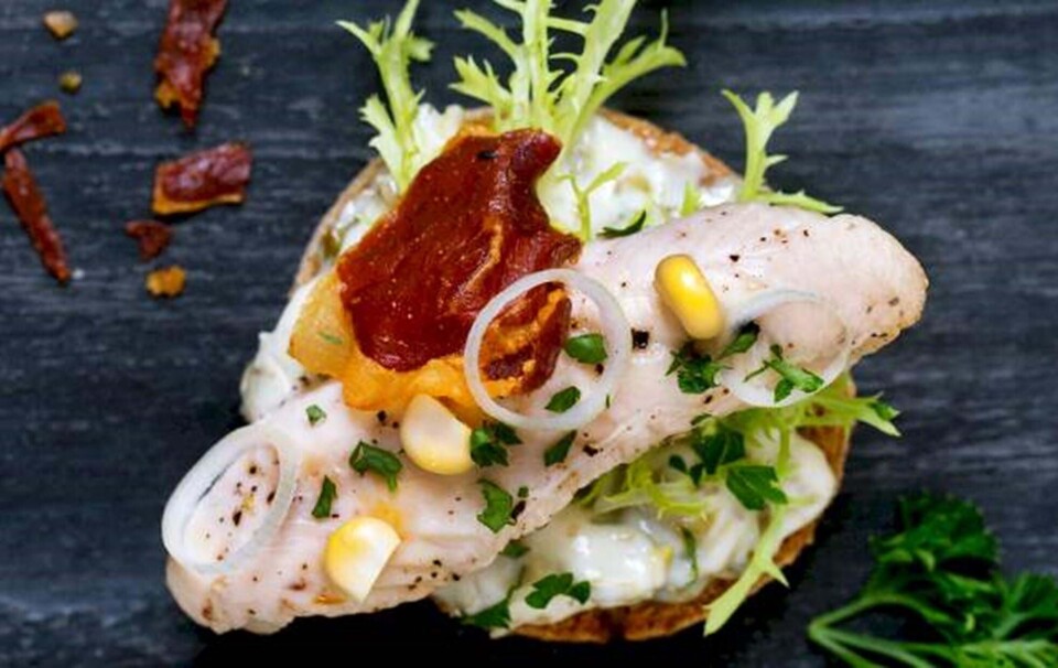 Opskrift på groft brød med kapersmayo og kylling