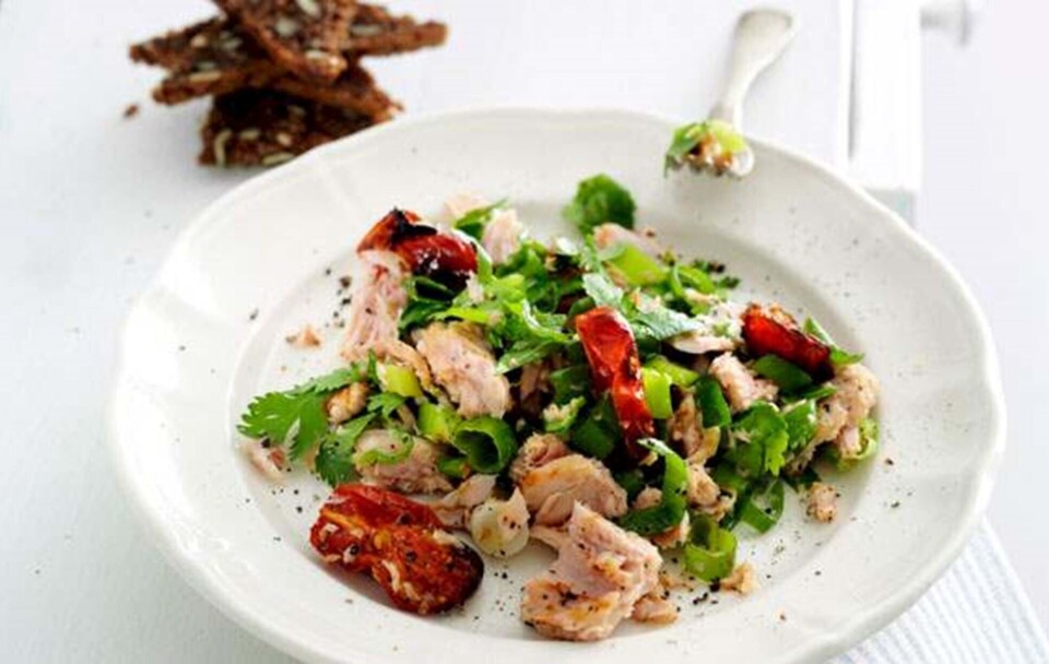 Sådan laver du tunsalat med koriander og halvbagte tomater