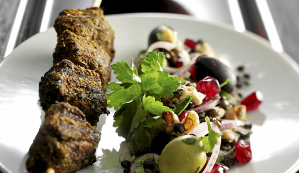Opskrift på krydret lam med linsesalat