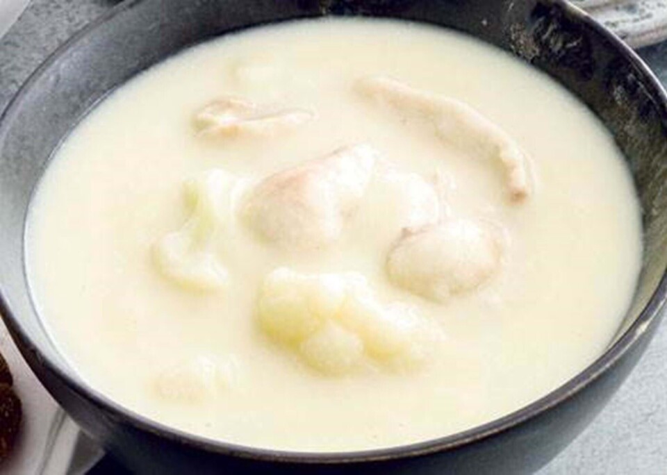 Hvid blomkålssuppe med kylling og champignoner