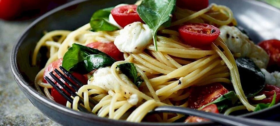 Spaghetti med tomat, basilikum og frisk mozzarella