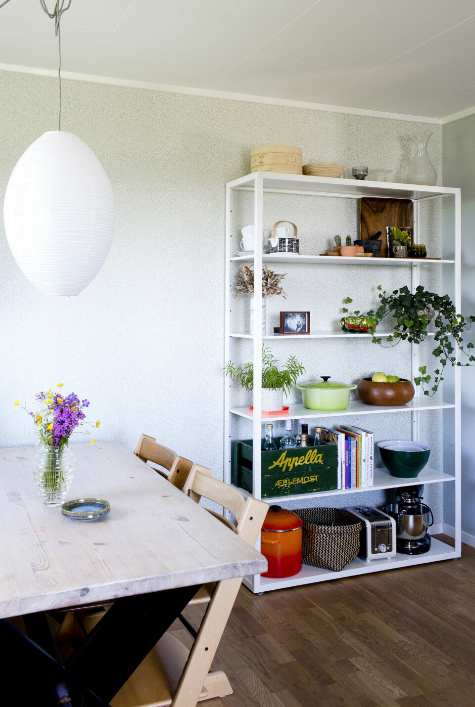 Reolen i køkkenet er fra Ikea, og her opbevarer Kristine ting, som både ser fine ud, og som kan bruges.