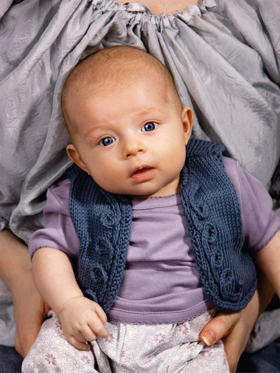 Blå babyvest strikket