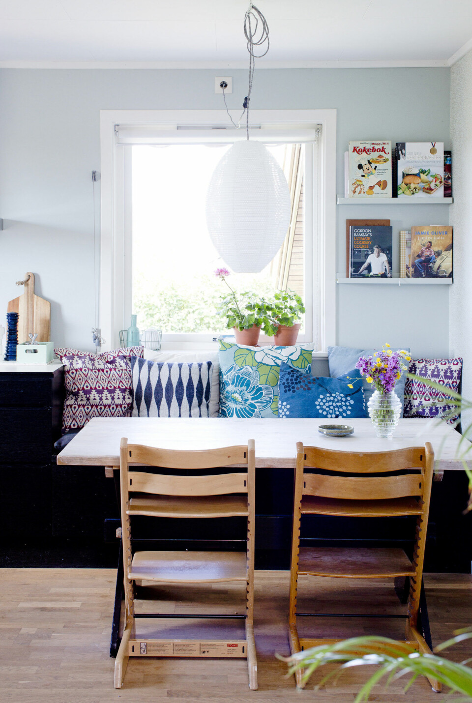 Spisestuen har møbler fra loppemarkeder og den norske variant af Den Blå Avis, Finn.no, men Kristine indrømmer, at hun ønsker sig Y-stolene fra Hans J. Wegner.