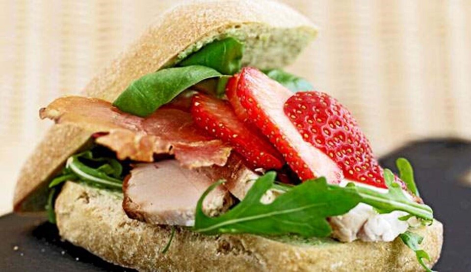 Opskrift på rugsandwich med ærtecreme og laks