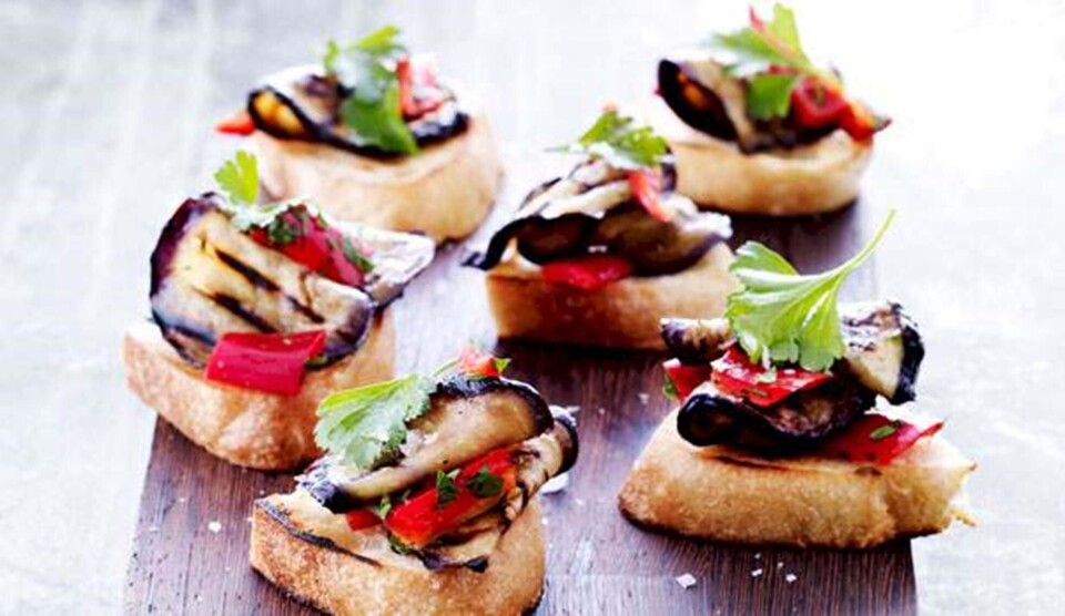 Brød opskrift med grillet aubergine og peberfrugt