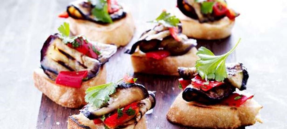 Sprødt brød med grillet aubergine og peberfrugt