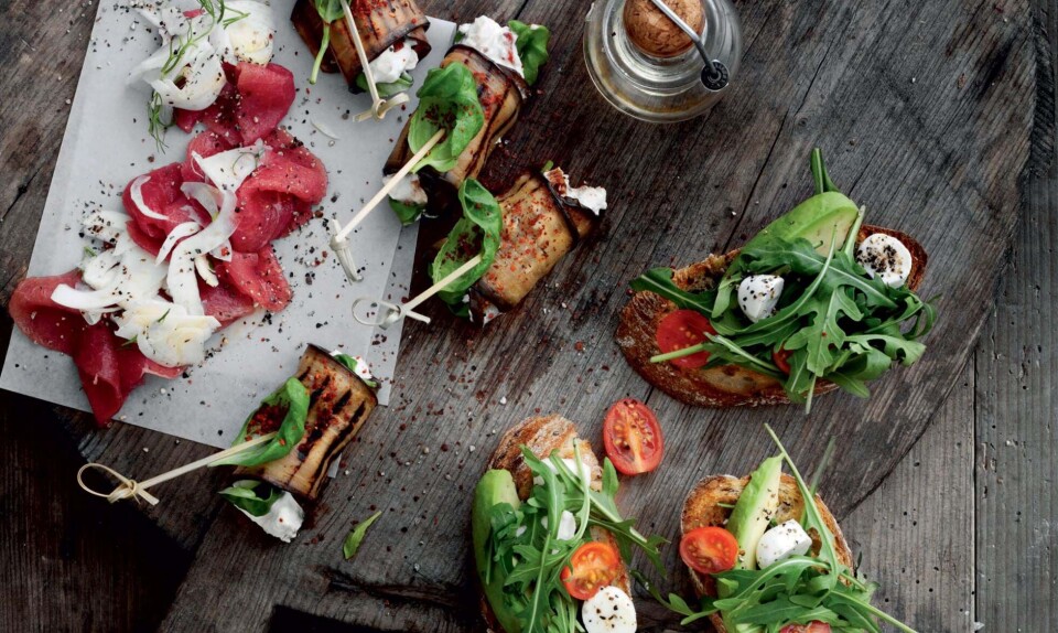 carpaccio, aubergineruller, crostini