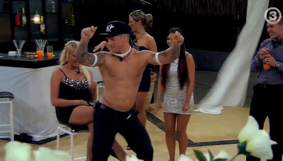 Philip, som man kender ham fra 'Paradise Hotel' - altid glad og klar på skæg. (Foto: TV3)