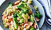Pastaskruer med varmrøget laks og broccoli