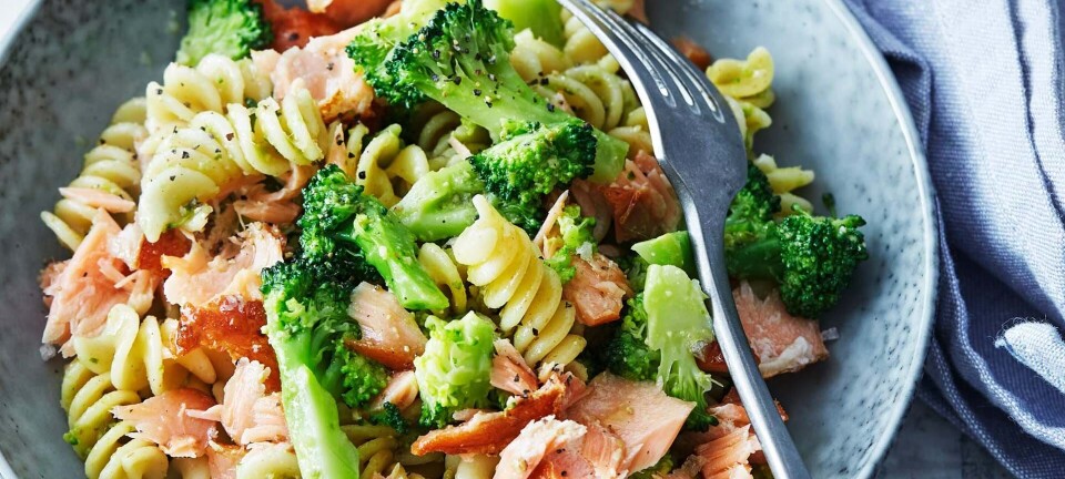 Pastaskruer med varmrøget laks og broccoli