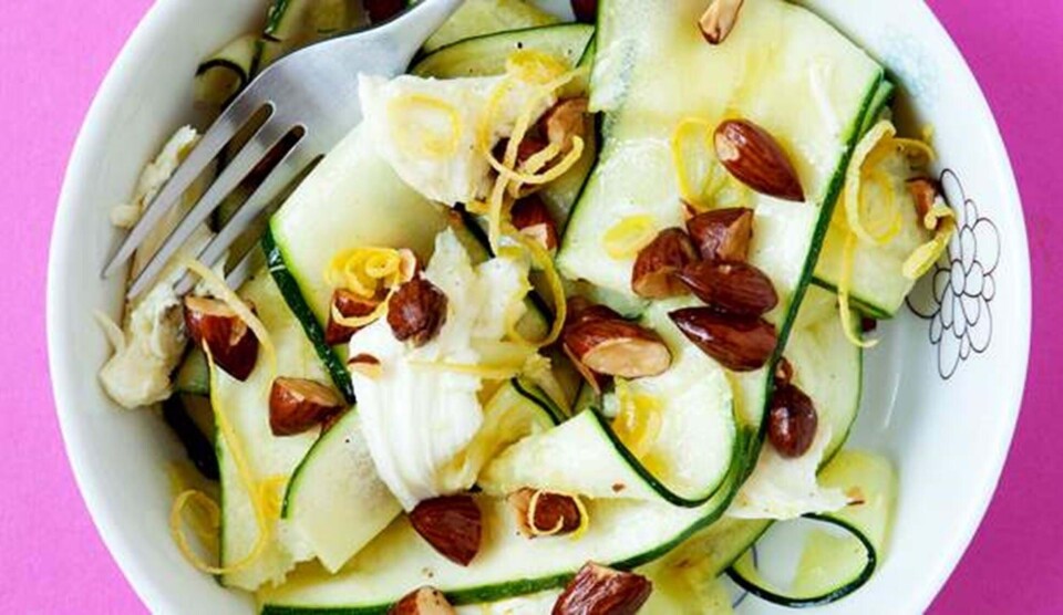 Salat opskrift med courgette, mandler og mozzarella