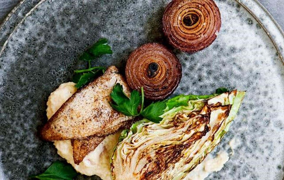 Opskrift på løgpuré med fisk, løg og stegt kål