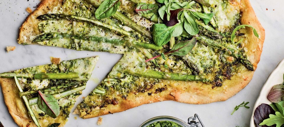 Skøn grøn pizza med ramsløgspesto