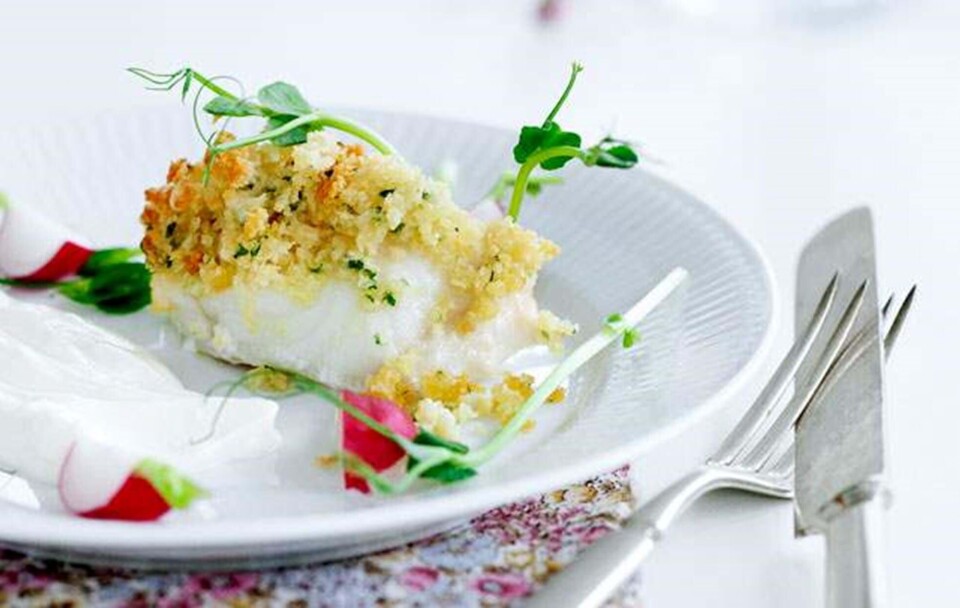 Opskrift på bagt fisk med sprød topping, rygeostcreme og radiser