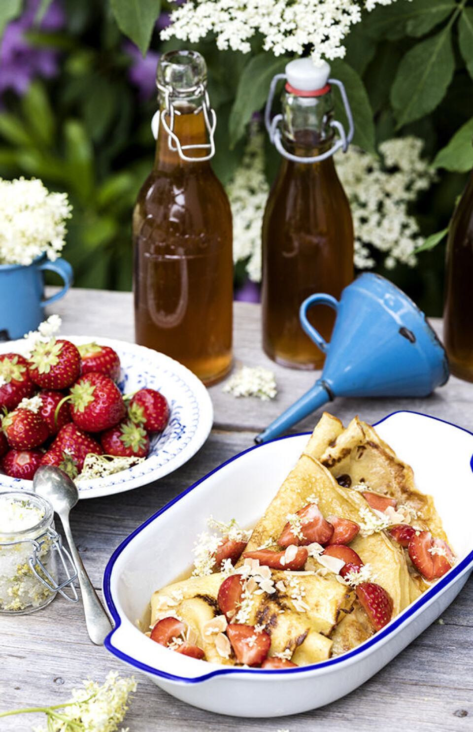 Hyldeblomstpandekager: Pandekager med hjemmelavet hyldeblomst-sauce