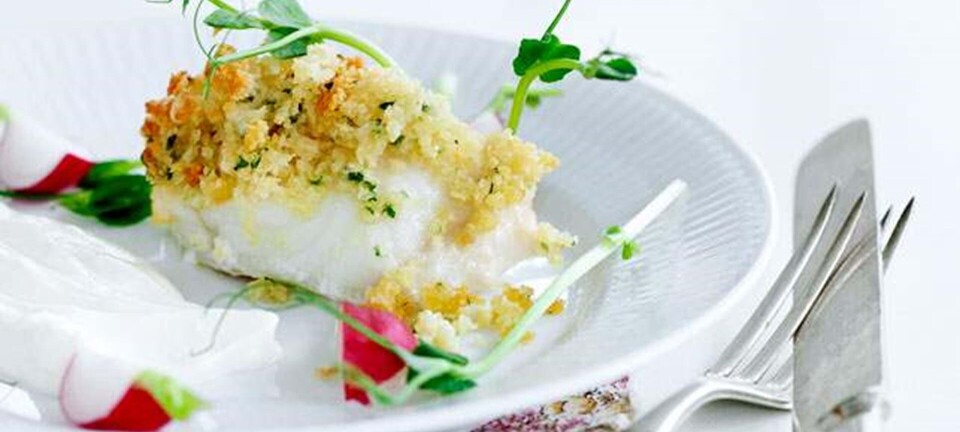 Bagt fisk med sprød topping, rygeostcreme og radiser