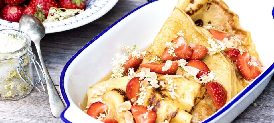 Hyldeblomstpandekager: Pandekager med hjemmelavet hyldeblomst-sauce