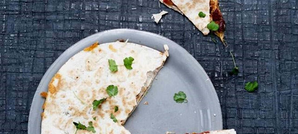 Quesadillas med bønner, salsa og tomat