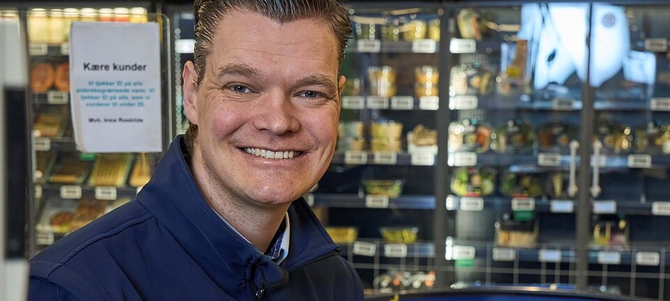 Finalist til Danmarks sødeste kassedame: Martin joker og rimer ved kassen