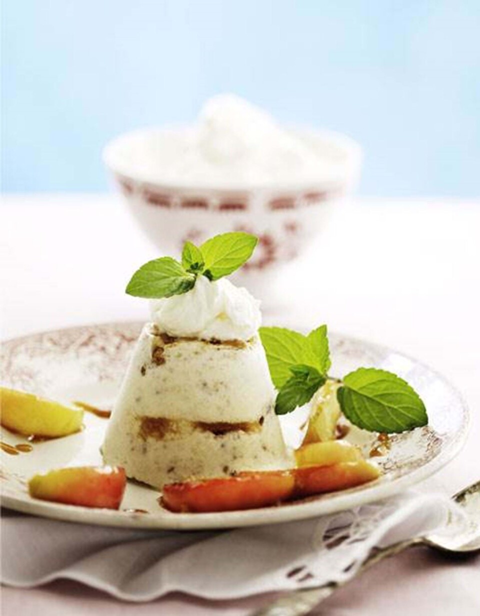 Æbleparfait med daim og makroner