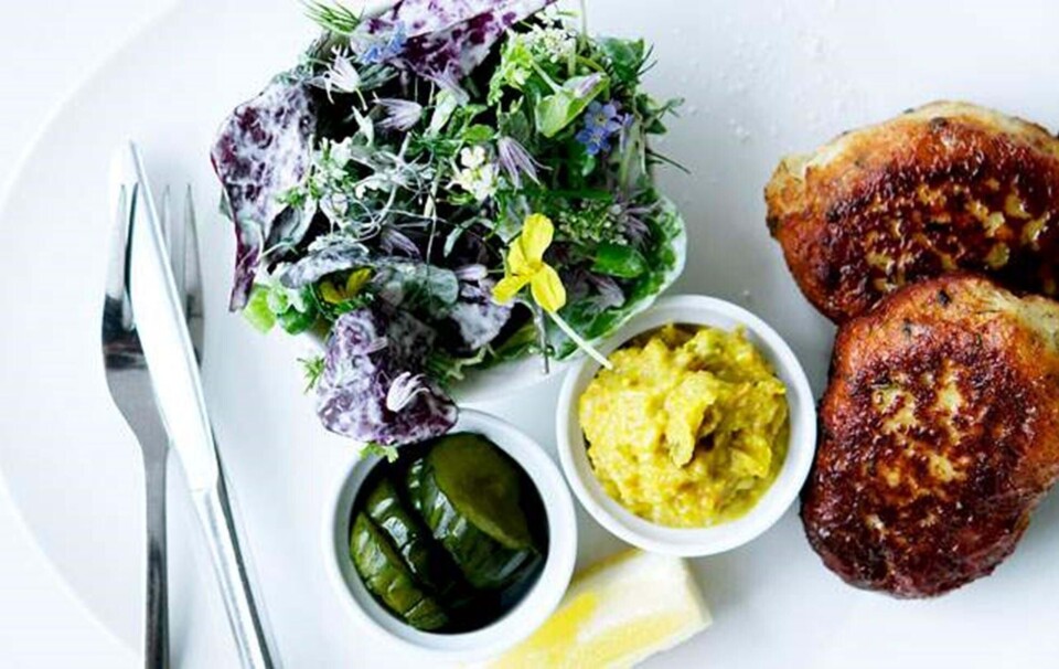 Opskrift på fiskefrikadeller med agurkesalat