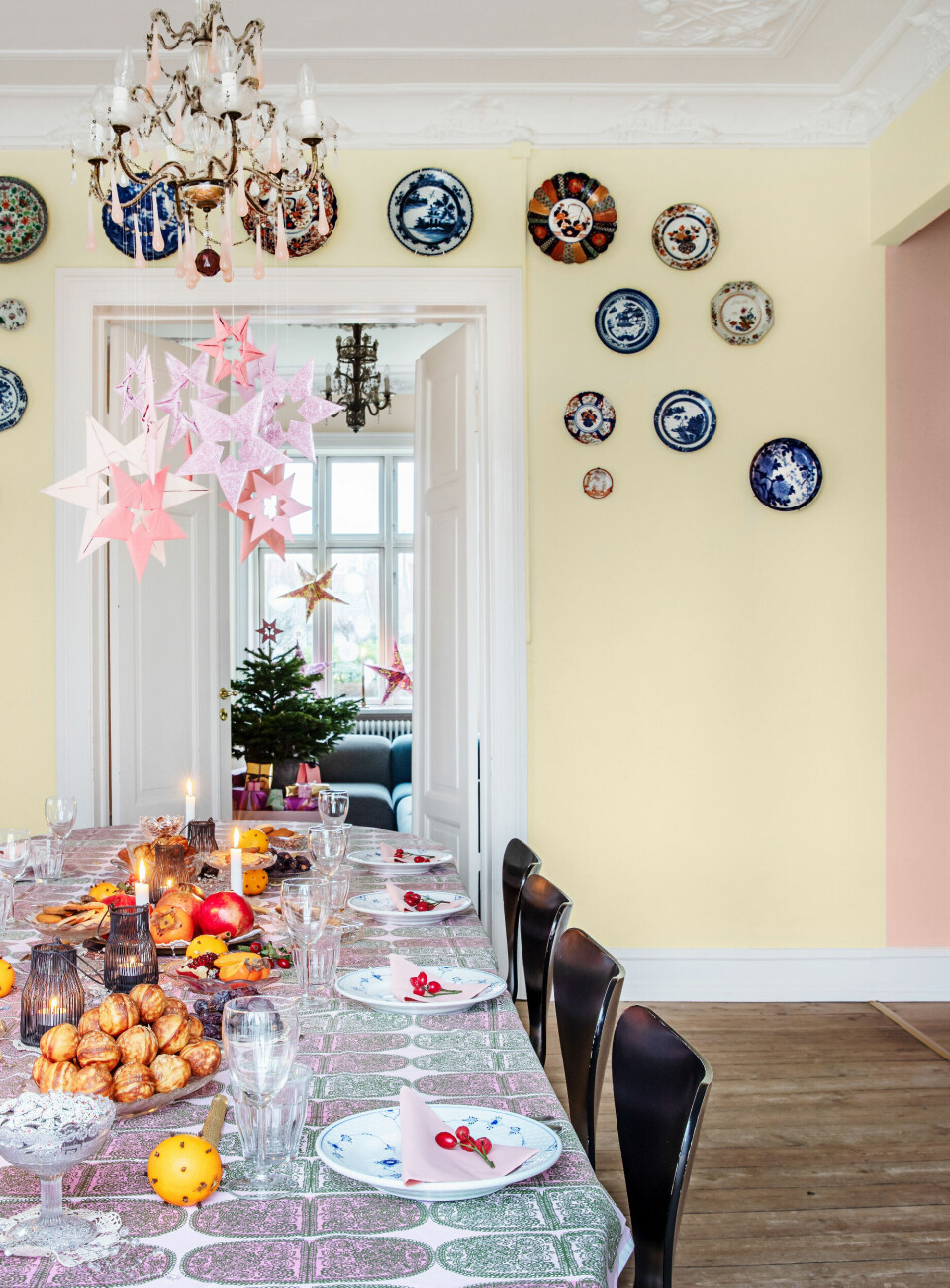 Shiri elsker at dække et fint julebord, når hun skal have gæster, og den rosa og grønne dug fra Marimekko kommer altid på. På endevæggen i spisestuen har Shiri hængt antikke tallerkner fra Japan og Kina som en flot vægdekoration over døren.