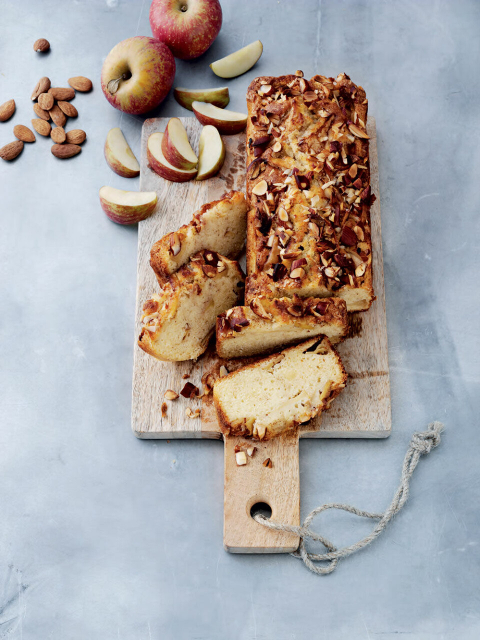 Sød & saftig æblekage med marcipan, kanel og mandler
