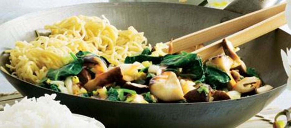 Wok med spinat, kål, svampe og ægnudler