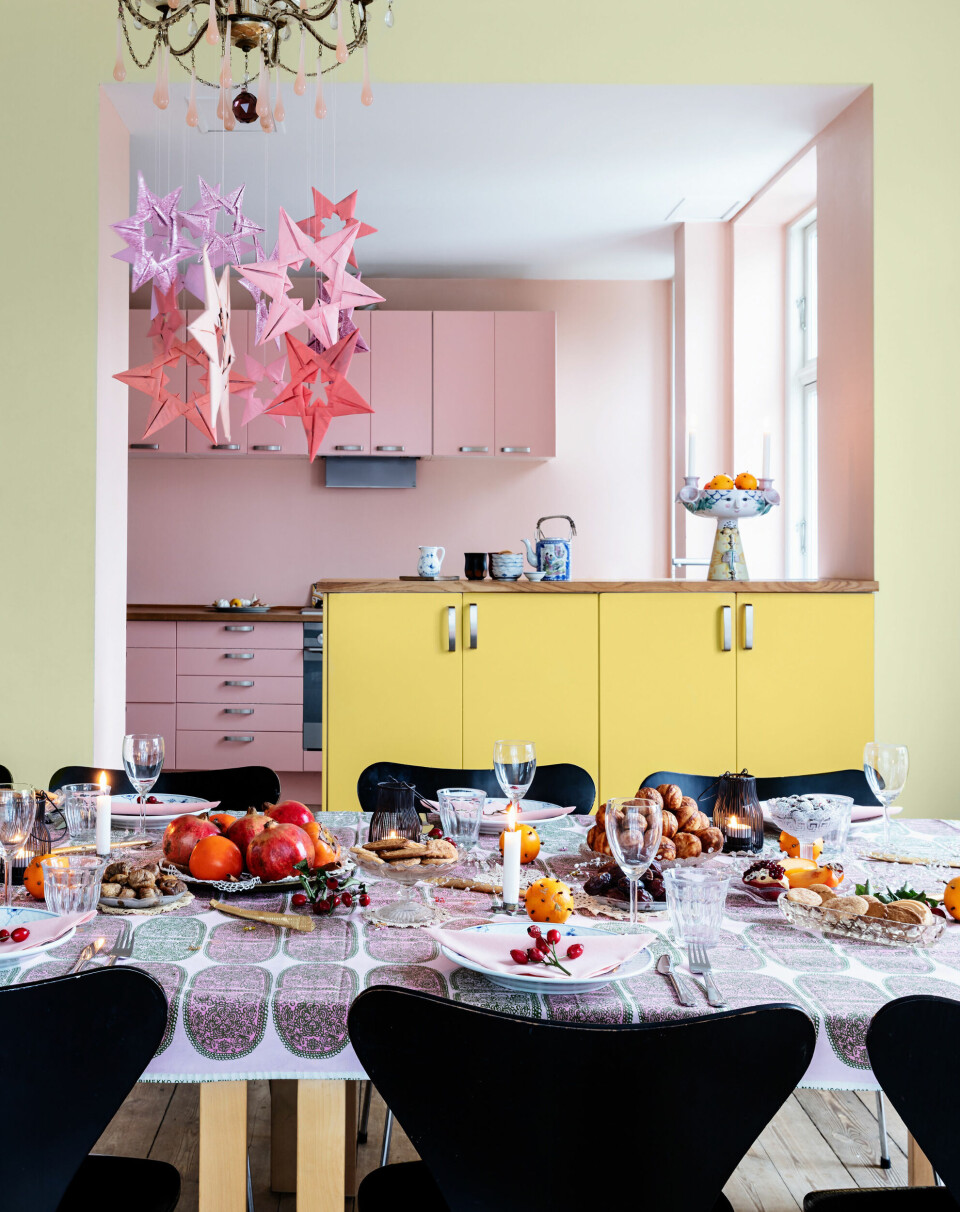 Farver har en stor plads i Shiris hjerte, og derfor skulle Ikea-køkkenet selvfølgelig males lyserødt. Det forreste køkkenmodul er malet citrongult for at skabe lidt kontrast. Som en skøn detalje er væggene også malet sart gule og rosa, blot i en lidt lysere nuance.
