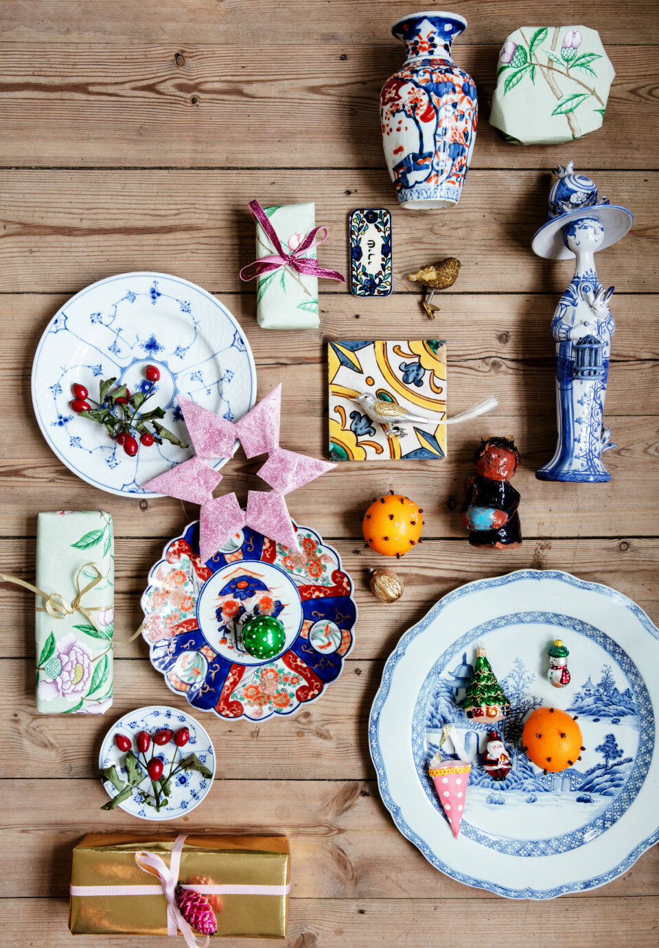 En samling af Shiris yndlingsting og sager i smukke farver og mønstre. Den antikke blå og orange Imari-tallerken samt vase er fra Japan, flisen er fra Marokko, og lerfigurerne har børnene lavet. Det lysegrønne gavepapir med roser er fra Tapet-Café.