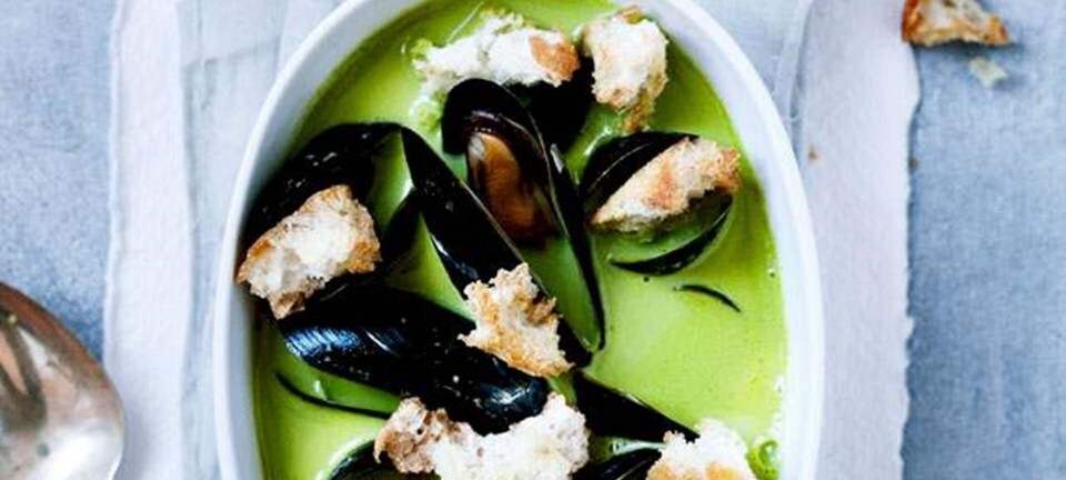 Grøn muslingesuppe med croutoner