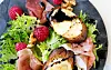 Salat med hindbær, Skagenskinke og grillet gedeost