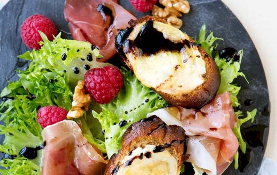 Salat med hindbær, Skagenskinke og grillet gedeost