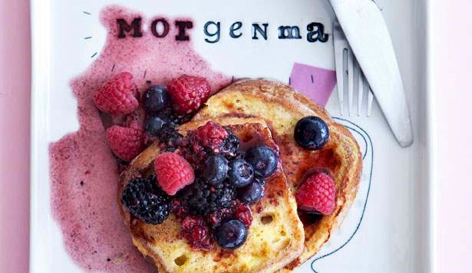 Opskrift på french toast med bær og ahornsirup