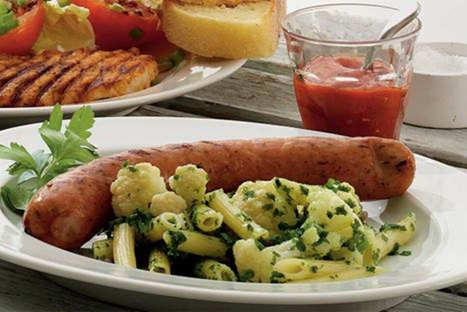 Grillpølser og varm pastasalat