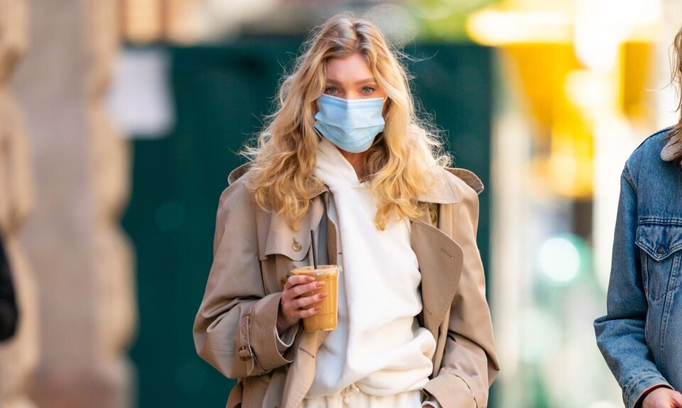 Elsa Hosk med mundbind under covid-19