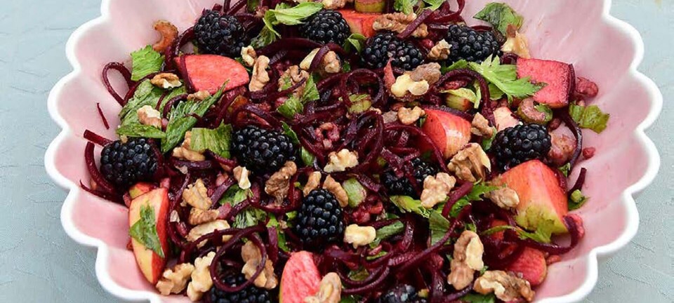 Salat med perlerug og brombær