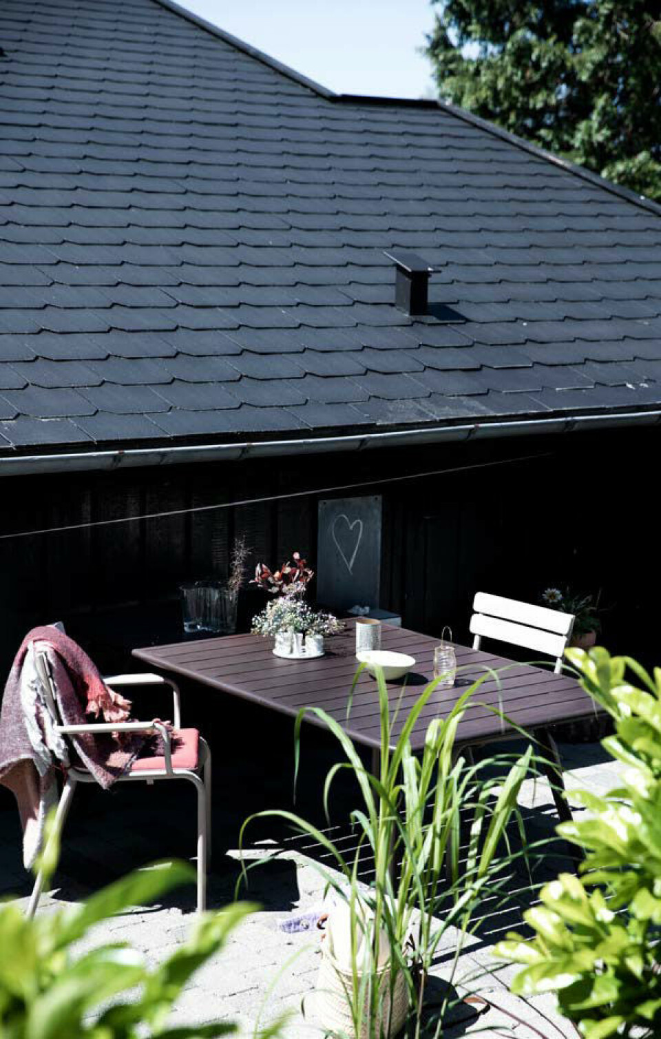 Solrig stenterrasse: Se Louises fine terrasse her