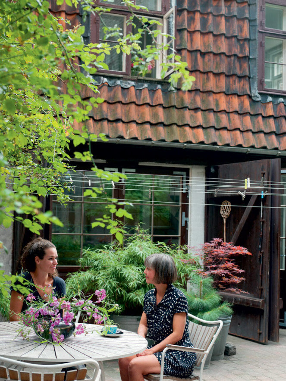 Sofie og Lise Bjerre i den skønne grønne gård foran byhuset.