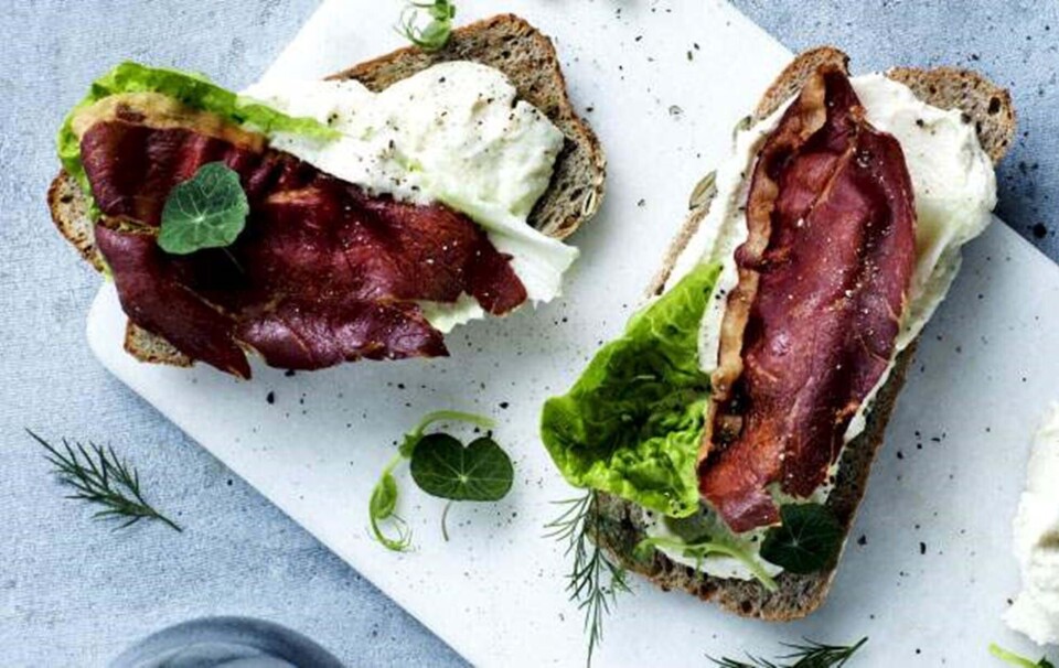 Ristet brød med hjertesalat, sellericreme og lufttørret skinke