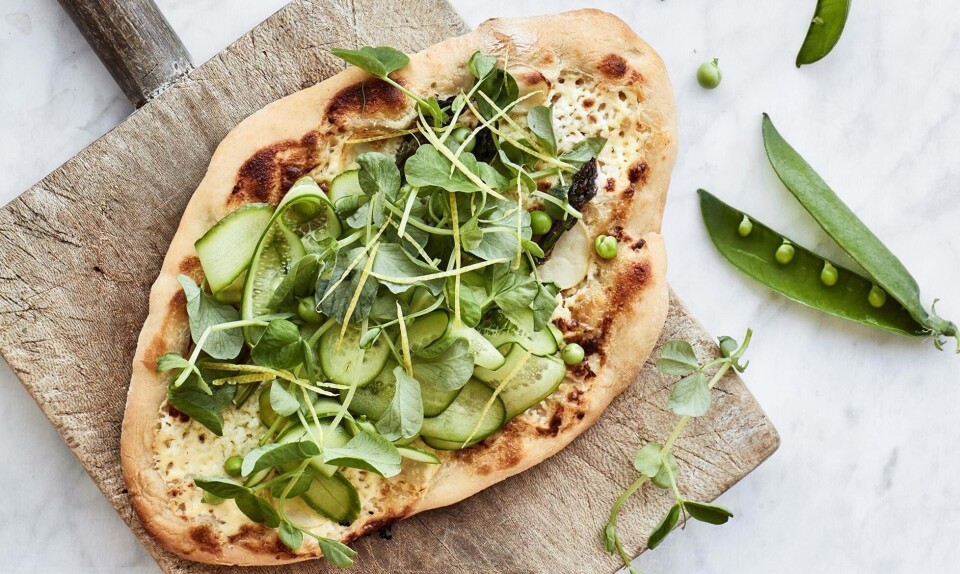 Pizza på grill: Sprød kartoffelpizza med asparges og gedeost