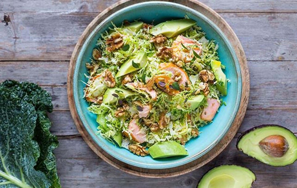 Salat med laks og avokado