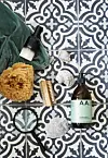 De mønstrede fliser fra Handmadetiles.se giver baderummet et etnisk touch. Hand & body soap fra Adams eget brand, Aamanns Botanical Senses
