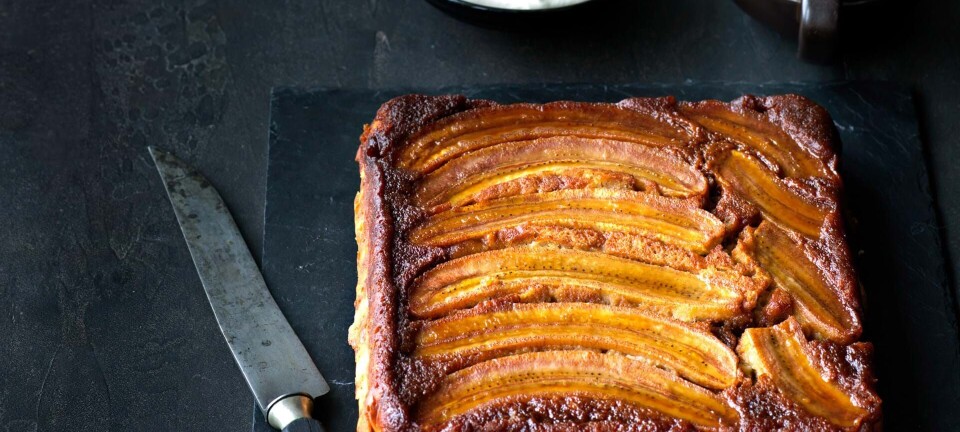 Banankage med karamelliserede bananer