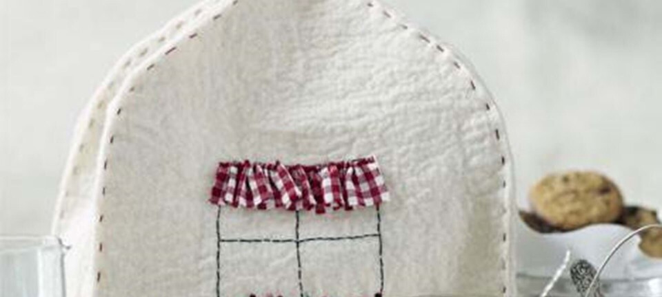 Filtet tehætte og glasvarmer med broderi