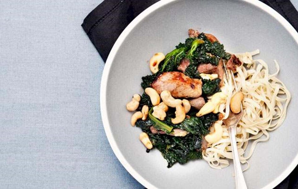 Opskrift på wok med grønkål, and og cashewnødder