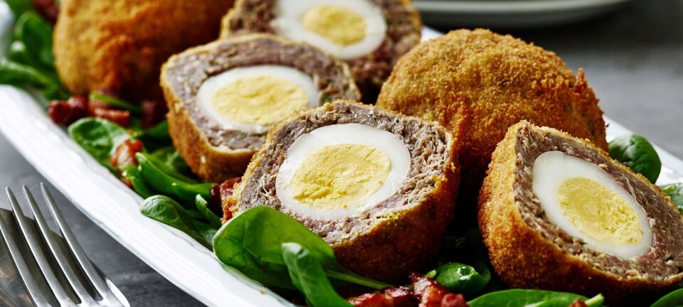 Skotske æg med spinatsalat og bacon