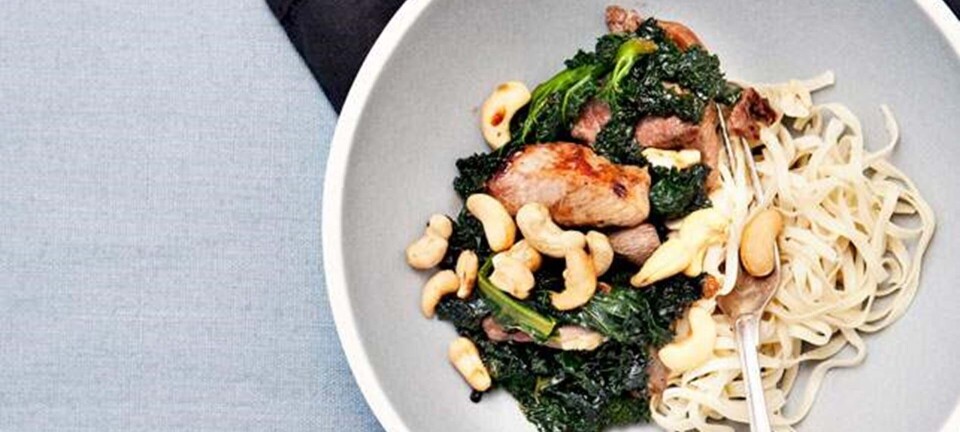 Wok med grønkål, and og cashewnødder